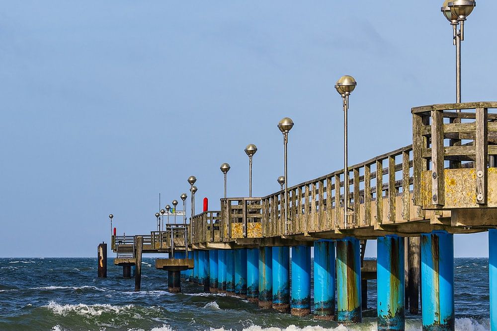 Pier aan de Oostzeekust in Graal Müritz van Rico Ködder op canvas