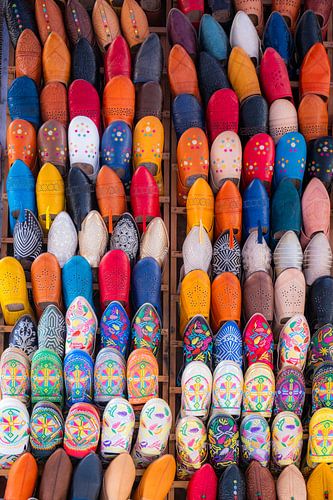 Babouche marocaine typique et colorée sur un étal de marché