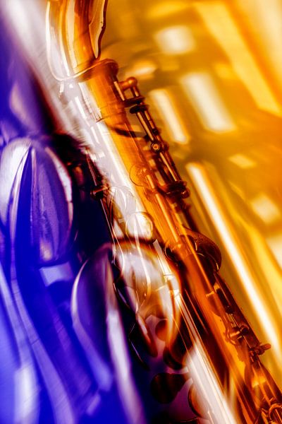 Kleurrijke saxophone in detail 1 van Jan van den Broek 2BHAPPY4EVER