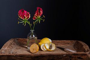 Stilleben mit Gloriosa und Zitronen