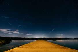 Holzsteg zum Sternenhimmel am Bannwaldsee von ManfredFotos