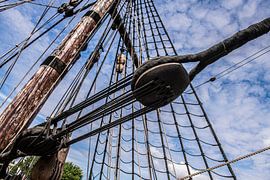 Le gréement du Batavia en cours de fermeture sur Brian Morgan