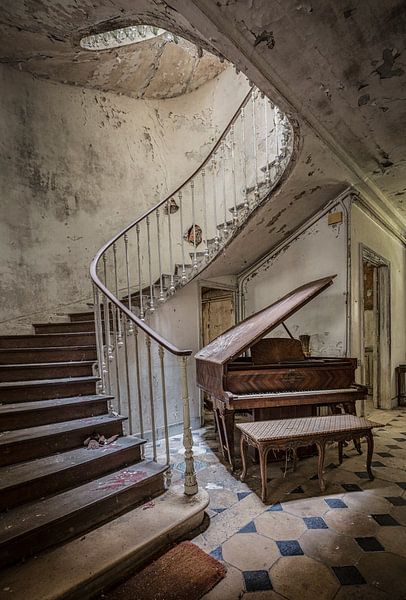 Escalier et piano dans le château abandonné von Kelly van den Brande