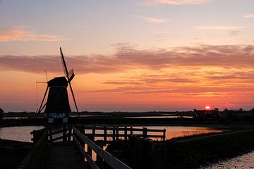 Zonsondergang molen het Noorden op Texel van Sandra Kulk