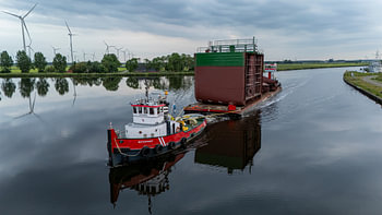 Schleppboot und Schiffsabschnitt