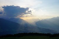 Zonnestralen tijdens zonsondergang vanaf de Patscherkofel, Innsbruck (Tirol, Oostenrijk)