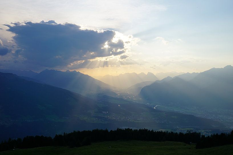 Sonnenstrahlen bei Sonnenuntergang vom Patscherkofel, Innsbruck (Tirol, Österreich) von Kelly Alblas