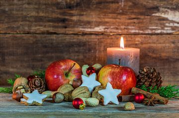 Kerstversiering met voedsel en brandende kaars op lijst met rustieke houten achtergrond van Alex Winter