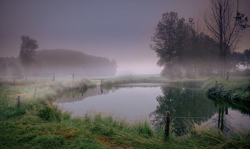 Brouillard au lever du soleil sur l'eau par Wim van D
