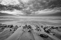 Storm op het strand 08 zwart wit