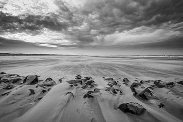 Storm op het strand 08 zwart wit sur Arjen Schippers