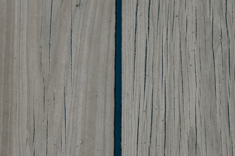 Plancher en bois avec vue sur l'eau azur par Sophia Eerden