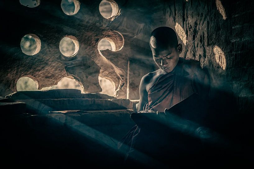 Junger Mönch in den Tempeln von Bagan von Roland Brack