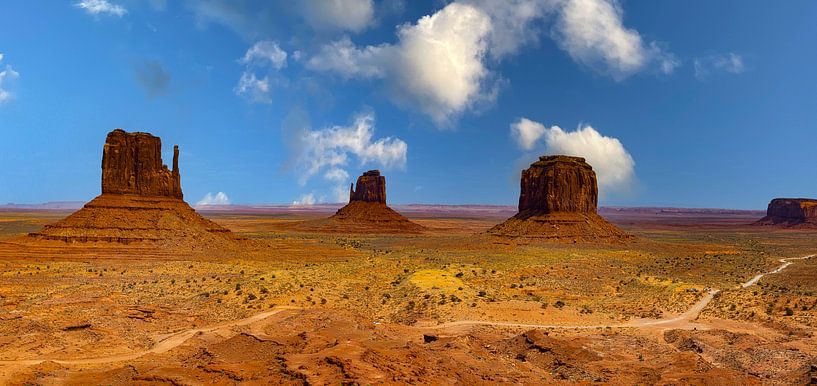 Monument Valley Tribal Park, USA by Gert Hilbink