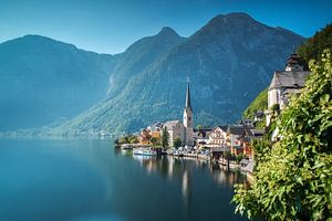 Hallstatt in the morning van Ilya Korzelius