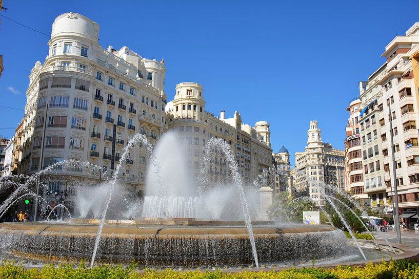 Witte gebouwen en fontein Plaza del Ayuntamiento Valencia van My Footprints