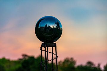 Zilveren bol bij zonsondergang van Jurjen Jan Snikkenburg