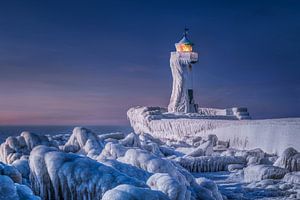 Leuchtturm von Sassnitz auf Rügen im Winter