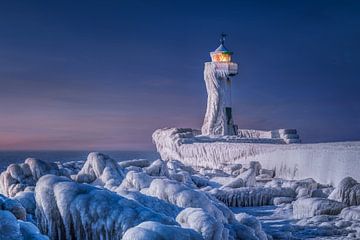 Vereister Leuchtturm von Sassnitz auf Rügen im Winter von Voss Fine Art Fotografie