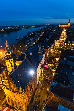 Zicht op de Hanzestad Kampen van bovenaf in de avond