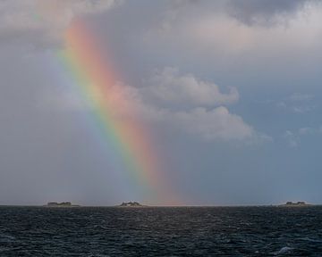 Regenborgen in der Nordsee über den Halligen vor Föhr