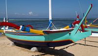 Gekleurde vissers boot (Jukung) op het strand van Sanur.
