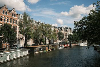 Amsterdamse gracht met woonboten
