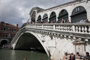 Rialto brug in venetie van Peter Maessen