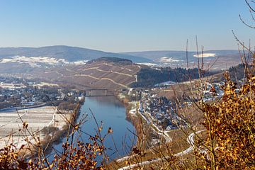 Uitzicht op het winterse Moezeldal tussen Lieser en Mülheim van Reiner Conrad