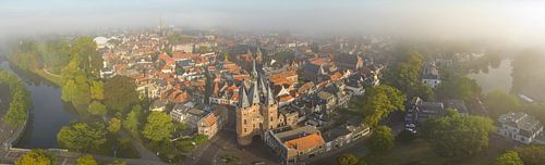 Sassenpoort oude poort in Zwolle tijdens een zomer zonsopgang