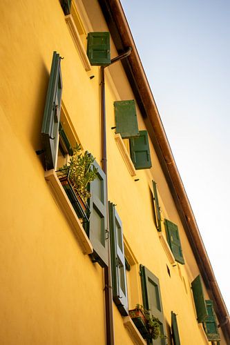 Kleurrijke ramen in Bologna