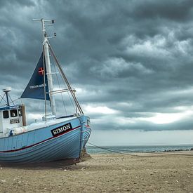 Vissersboot op het strand van Truus Nijland