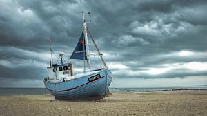 Vissersboot op het strand van Truus Nijland