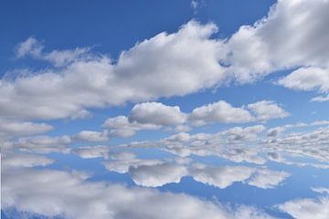 Een blauwe lucht gevuld met wolken van Claude Laprise