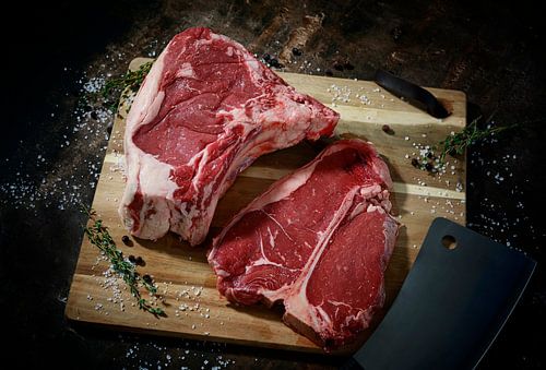 viande crue sur fond noir