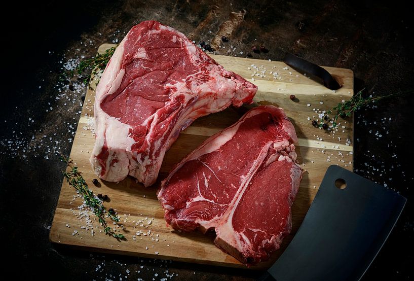 viande crue sur fond noir par Olha Rohulya