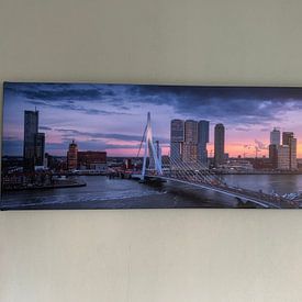 Photo de nos clients: Heure de pointe à Rotterdam - Panorama skyline coucher de soleil par Vincent Fennis, sur toile