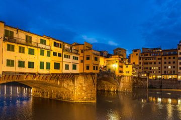 Gezicht op de Ponte Vecchio brug in Florence, Italië van Rico Ködder