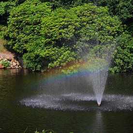 Fontein met regenboog van Stefanie van der Meer
