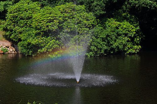Fontein met regenboog