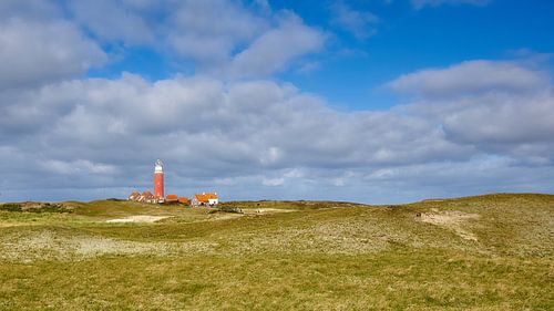 Vuurtoren van Texel – Rustige Duinlandschap met Blauw Lucht en Natuur van Ad Jekel
