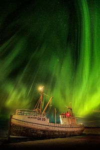 Nordlichter bei Nacht in Island mit einem großartigen Lichtspiel
