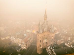 Sassenpoort altes Tor in Zwolle an einem nebligen Herbstmorgen