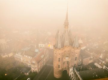 Sassenpoort oude stadspoort in Zwolle tijdens een mistige herfstochtend
