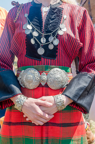 Traditionelle balkanische Tracht mit Silbermünz-Halskette und Paft