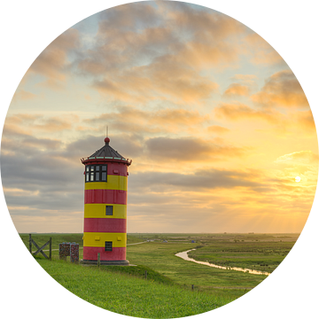 Vuurtoren van Pilsum in Oost-Friesland bij zonsopgang van Michael Valjak