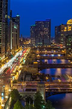 CHICAGO RIVER bruggen op het blauwe uur van Melanie Viola