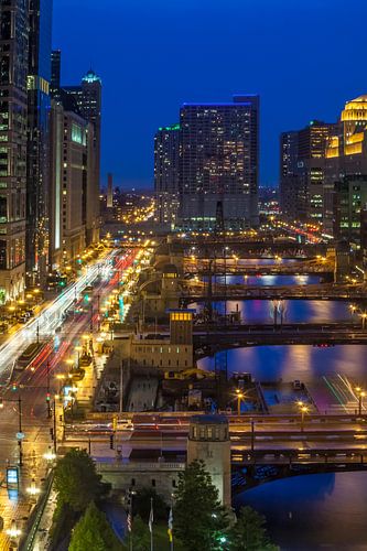 CHICAGO RIVER bruggen op het blauwe uur
