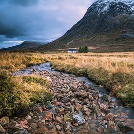 Huisje aan de rivier in Glencoe van Bob Slagter