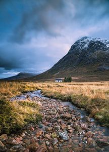 Huisje aan de rivier in Glencoe van Bob Slagter